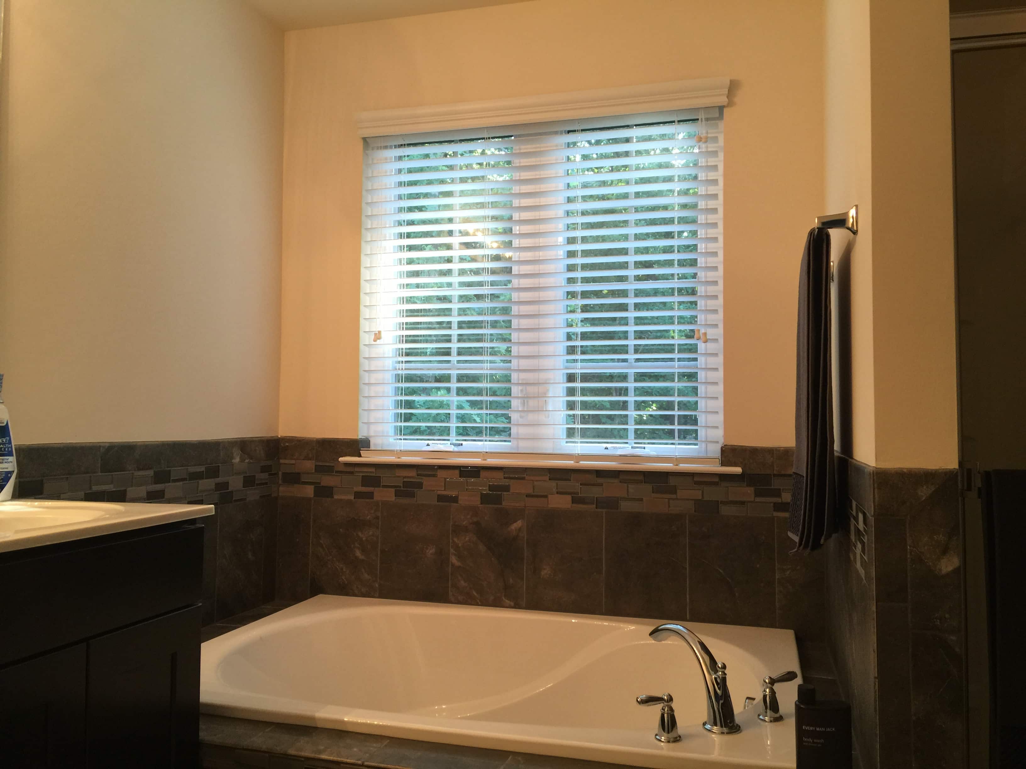 Tips For How To Clean Faux Wood Blinds, Cleaning Faux Wood Blinds In Bathtub